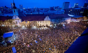Demonstrációval emlékezett Ján Kuciak oknyomozó újságíróra Szlovákia - új részletek derültek ki a gyilkosság egy éves évfordulóján