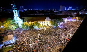 Nem akarnak orbáni Szlovákiát - a sorosozó Fico ellen tüntettek Pozsonyban a csehszlovák Bársonyos Forradalom előnapján