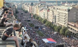 A rendszerváltás óta nem látott tömeg követelte a korrupt miniszterelnök lemondását Prágában
