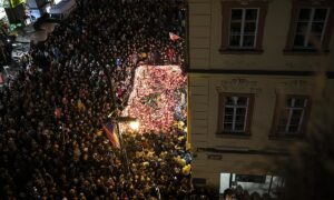 Százezrek emlékeztek a Bársonyos Forradalomra és követelték Andrej Babiš lemondását Prágában