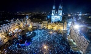 Kormányellenes tüntetéssé alakult a Bársonyos Forradalom évfordulójának megünneplése Csehországban