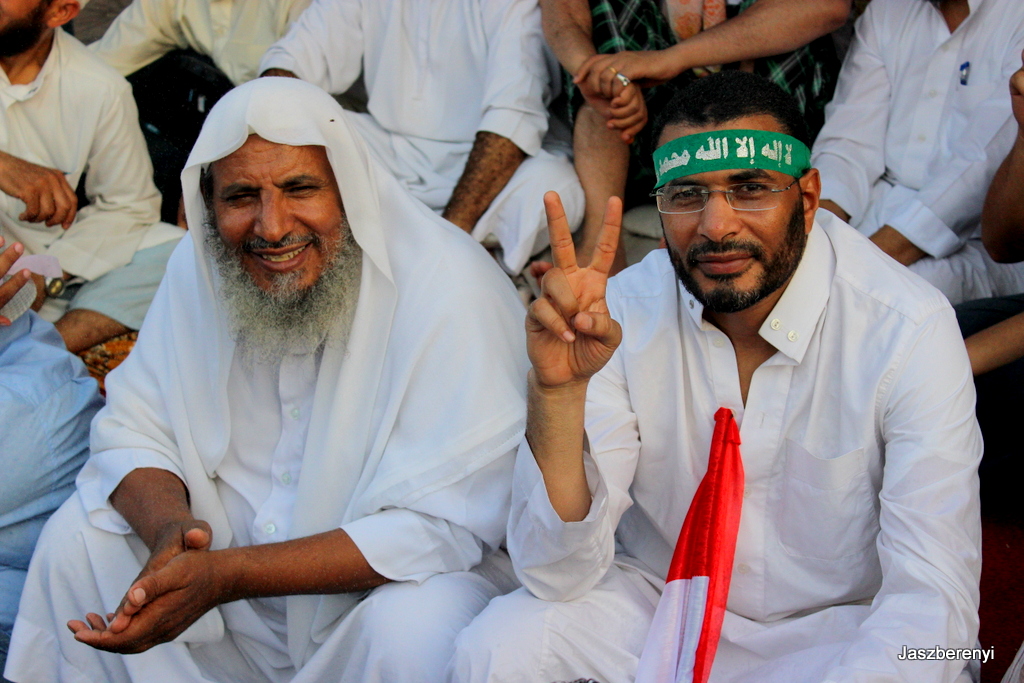 Muzulmán Testvér tüntetők 2013-ban Rabaa Al adavéjánál