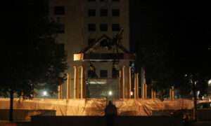 Éjjel, kordonok közt emelték helyére a náci megszállási emlékművet