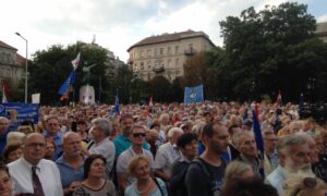 Így tüntettek vasárnap Budapesten a kormány ellen a Sargentini-jelentés miatt