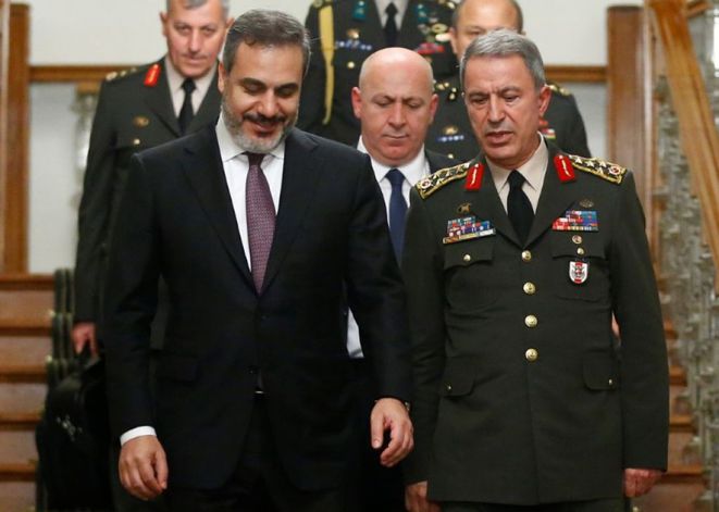 Hakan Fidan (gauche), chef des services secrets turcs, et Hulusi Akar (droite), chef d’état-major des armées, en octobre 2016 © reuters