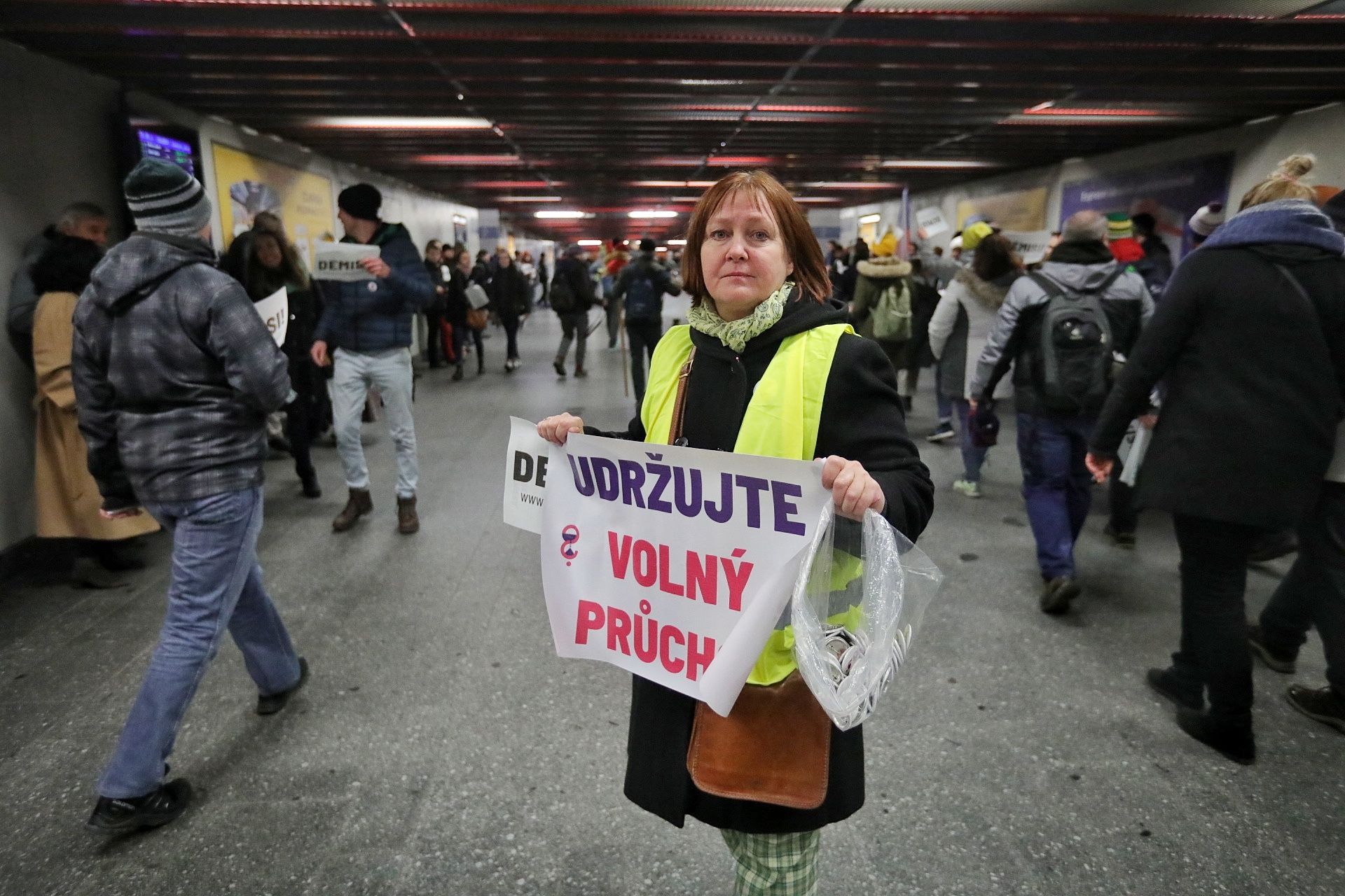 "Dodržujte volný průchod!" azaz, "Engedjék a szabad átjárást!" felirattal a civil szervezet egyik aktivistáját látják a prágai Főpályaudvar egyik aluljárójában. Fotó: Jakub Pilhal, Aktualne.cz, ČTK