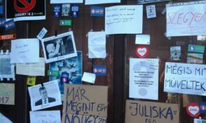 Az újságírók megfélemlítése és bántalmazása ellen tüntettek az újbudai Fidesz-iroda előtt