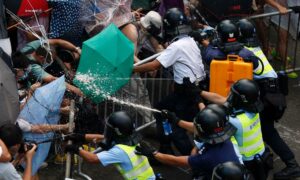 Esernyővel védekeznek a könnygáz ellen Hongkongban - élőben!