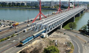 Felavatták A Megújult Déli összekötõ Vasúti Duna Hidat