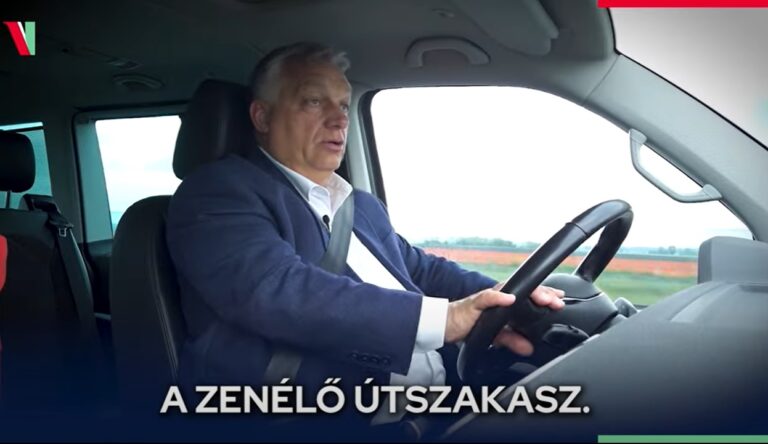 Viktor zenélő