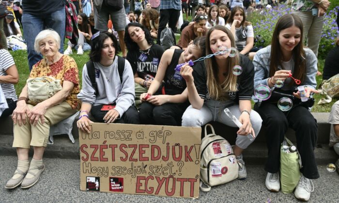 Ismét Az új Pedagóguséletpálya Törvény Ellen Tüntettek Budapesten