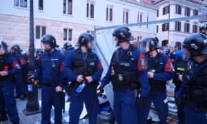 Húszezer darab csapatszolgálati kiszerelésű könnygázt venne a rendőrség