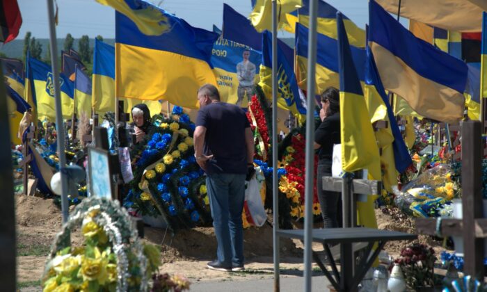 A katonasírok mellé zászlót tűznek, a harkivi temető zászlóerdejében több ezer lobog