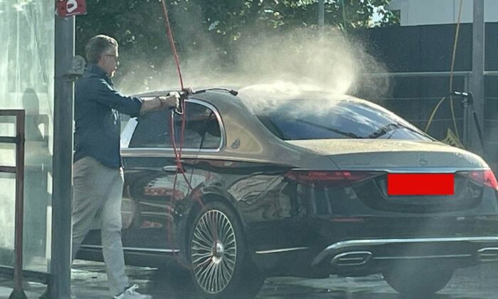 Rákay Philip egy legalább 72 milliós Mercedes-Maybach autóval a mosóban