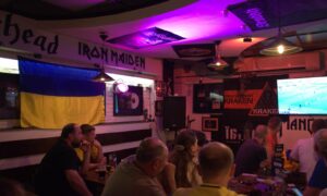 A foci-EB-re még a katonák is kíváncsiak – meccsnézés Harkivban