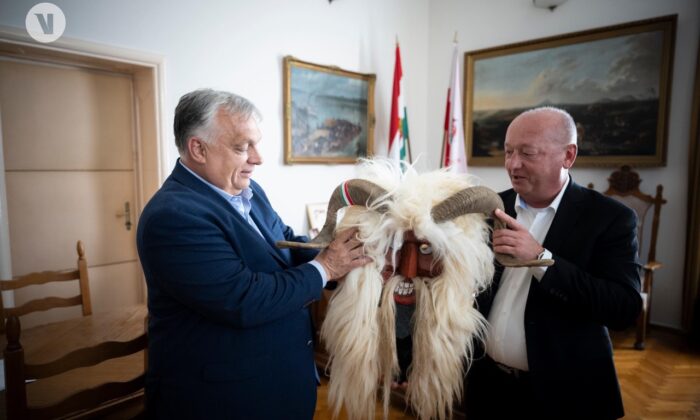 Orbán Viktor és Pávkovics Gábor, Mohács fideszes polgármestere