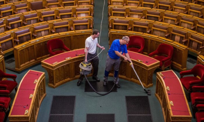 Elõkészületek Az Országházban Az Országgyûlés Alakuló ?