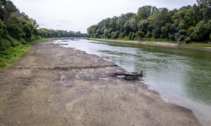 Milliárdos pert vesztett a miskolci kórház; az aszály miatt lassan kiszárad a Tisza