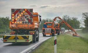 Lázárék és a hőség miatt már 1,7 milliárd forintért dolgozhat Mészáros testvérének cége a közútnak