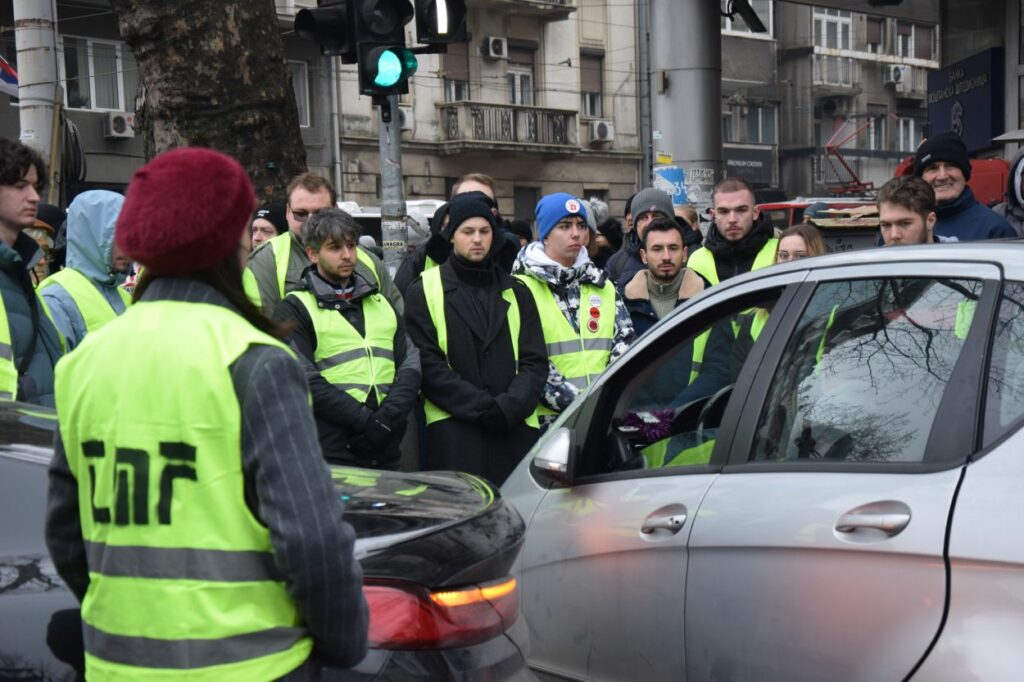 Rendezők állították meg az ügyeskedő autóst a belgrádi jogi kar előtt