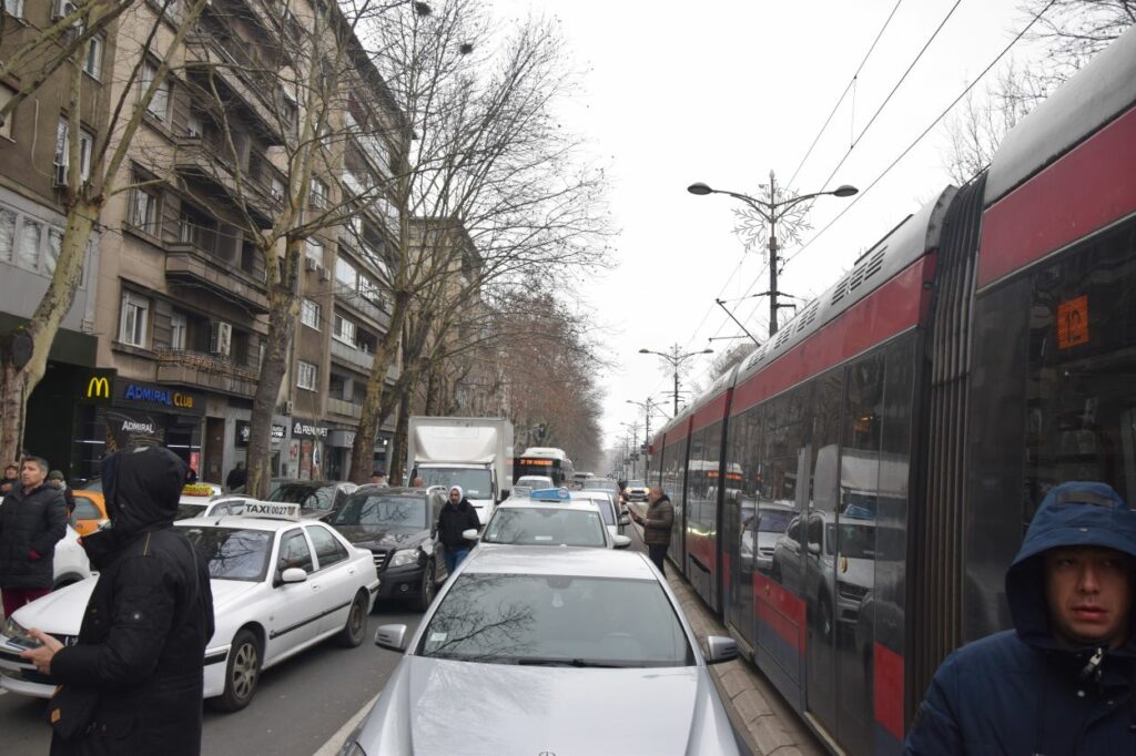 Leállít a forgalom a belgrádi jogi kar előtt