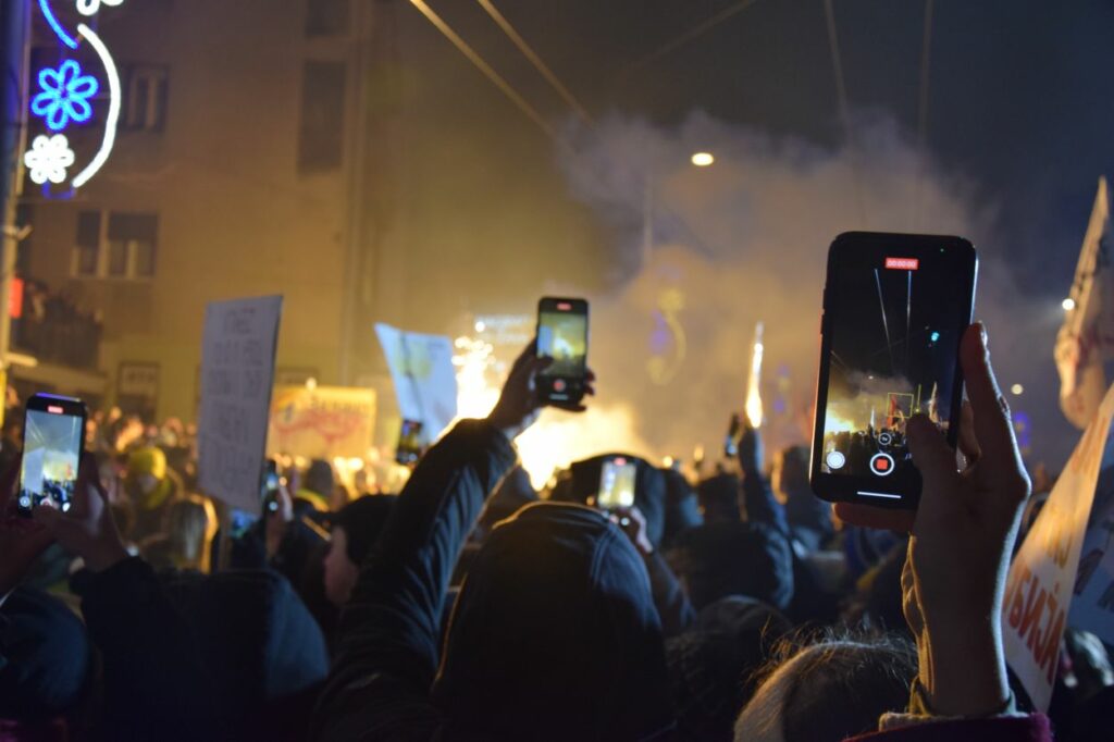 Tüntetők a belgrádi állami tévé előtt