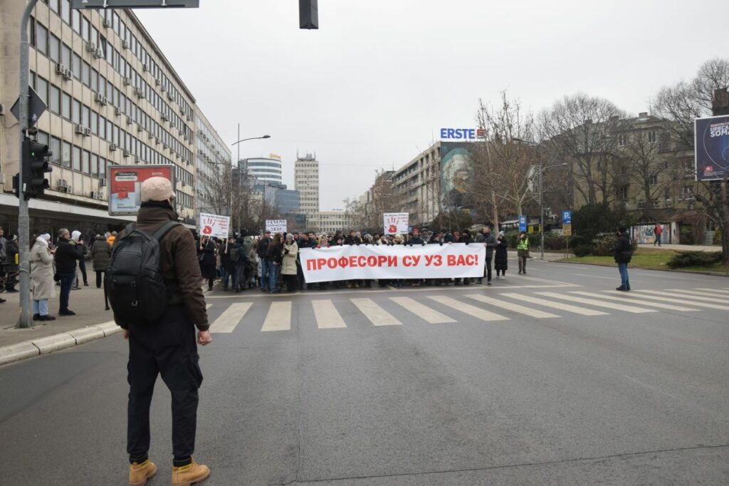 Újvidéken a tanárok tüntetnek az egyetemisták mellett