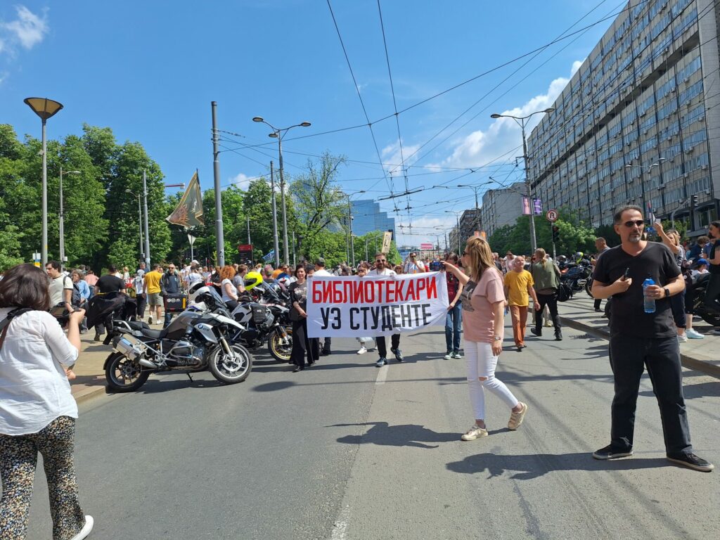 Belgrádi kormányellenes tüntetés: a könyvtárosok is az egyetemistákkal vannak- fotó: Makai József