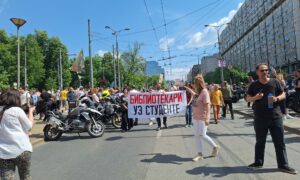 Belgrádi kormányellenes tüntetés: a könyvtárosok is az egyetemistákkal vannak- fotó: Makai József