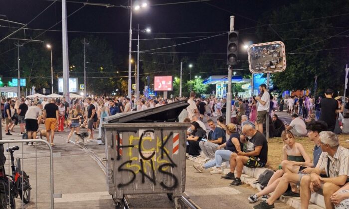 Szerbiában országszerte utakat, hidakat zárnak le, blokádot hirdettek a tiltakozók