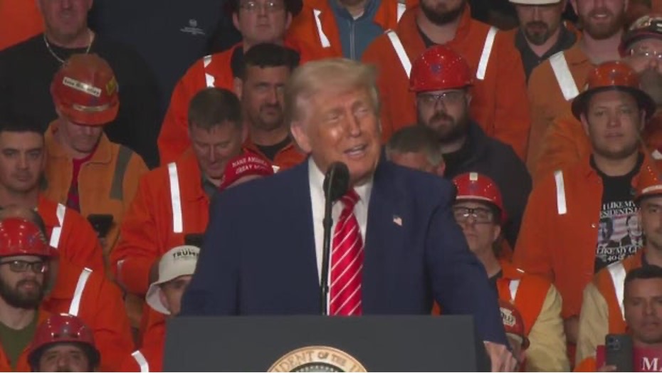 Trump a Pennsylvaniai Pittsburghben acélipari munkások előtt bejelenti az új vámokat. Forrás: CBS/KDKA