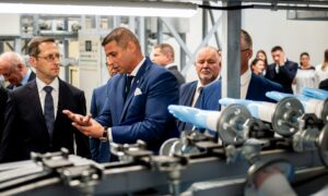 A hadiipar felé kacsingat, de a MÁV-nak is gyárt csavarokat a közpénzzel kitömött fecskendőgyáras cég
