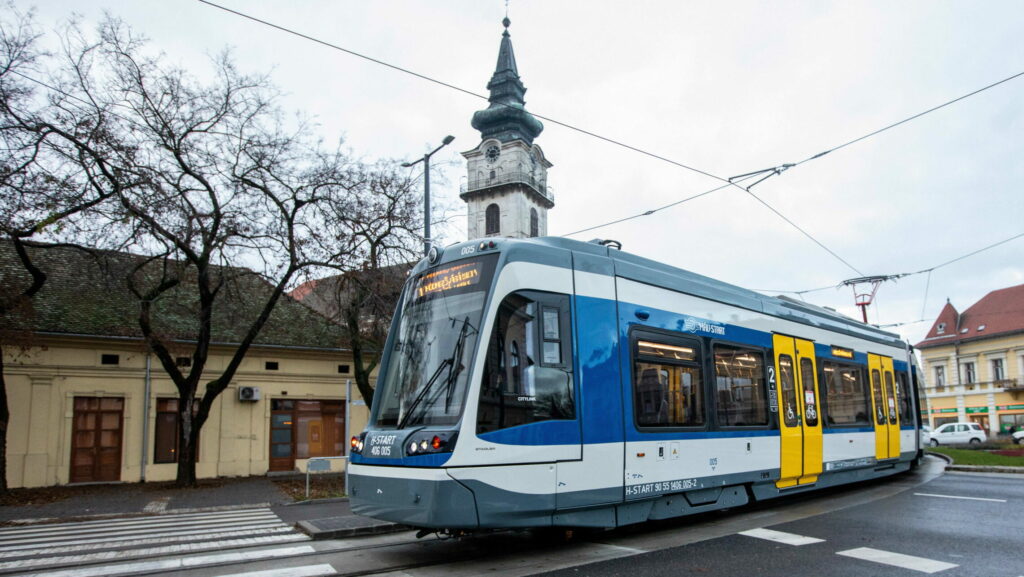 Elindult az utasokat szállító tram train hódmezõvásárhely