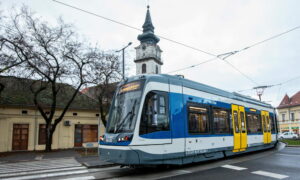 Elindult az utasokat szállító tram train hódmezõvásárhely