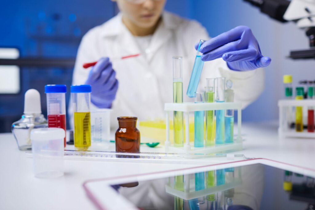 Scientist working in laboratory... original 549195