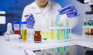 Scientist working in laboratory... original 549195