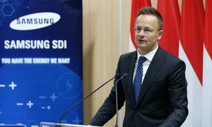 Mintavétel nélkül állítja a hatóság, hogy nincs rákkeltő anyag a gödi akkugyár tetején lévő fekete foltokban