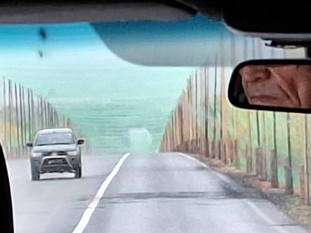 Hálót feszítenek ki a drónok elleni védekezésül az utak fölé a Donbaszban