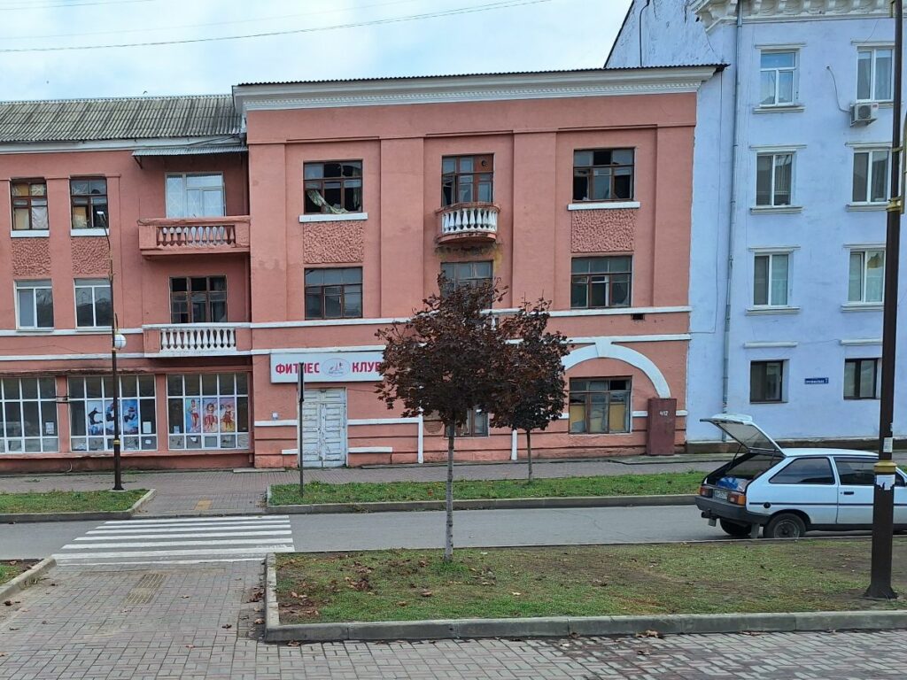 Az orosz drónok becsapódásai a kramatorszki pályaudvar környékén is megrongálták az épületeket