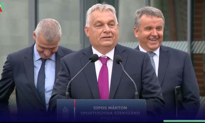 Orbán Viktor már átadta, de csak most derült ki, hogy 3,9 milliárdra drágult a szekszárdi uszoda