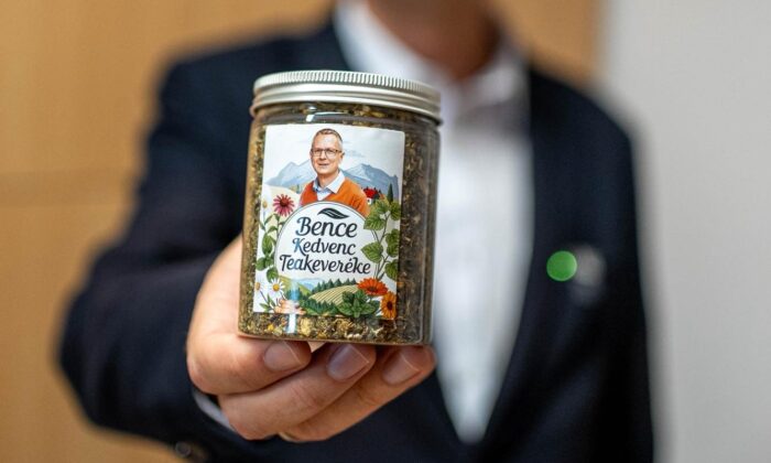 A honvédelmi miniszter egymilliós bőröndje és Rétvári Bence kedvenc teakeveréke