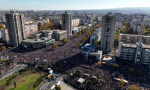 Tiltakozók az újvidéki pályaudvar előtt