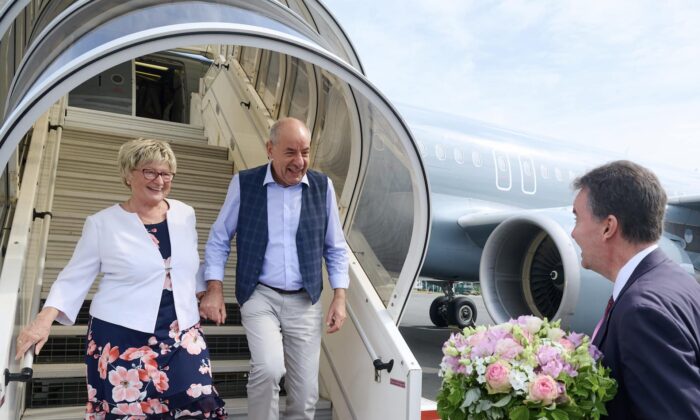 Sulyok Tamás külföldi útjainak költségét titkolják, de a kínai hitel adatait ki kell adni