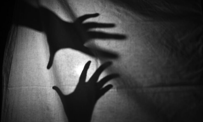 A rendész pizzát rendelt neki, majd megpróbálta beszervezni egy bűnbandába