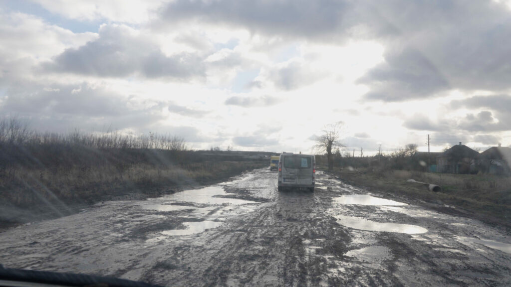 Mélyen a sár alatt aszfalt maradványai vannak