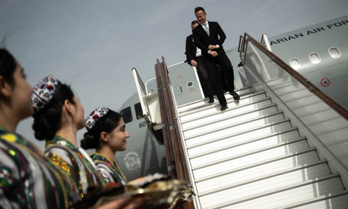 Szijjártó Péter hivatali repülőútjai 2025-ben is meghaladták a Föld-Hold távolságot