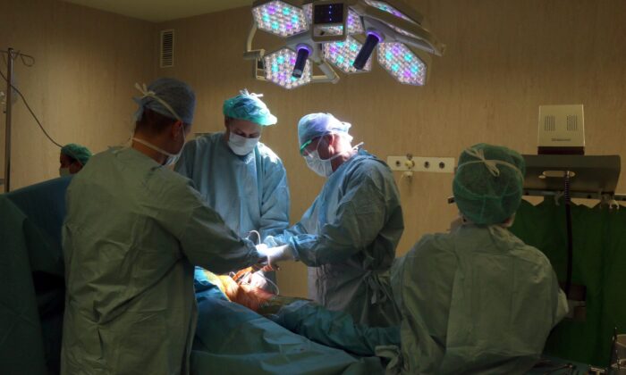 Szegeden 23 beteg meghalt a térdprotézis-várólistáról, mielőtt sorra kerültek volna