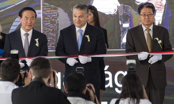 „Ezzel a beruházással a jövő költözik be Gödre” – Orbánék eddig csak szépeket mondtak a Samsung akkugyáráról