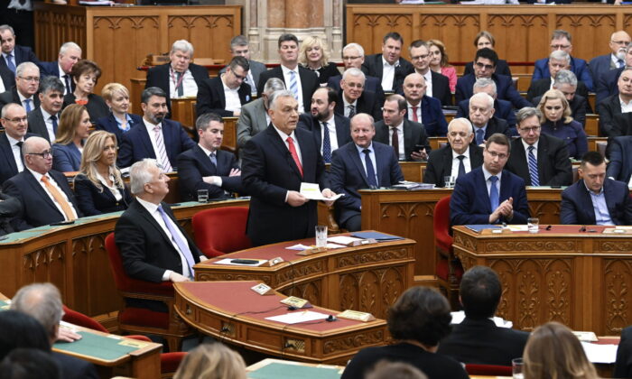 Foggal-körömmel védte a kormány a gödi akkugyárat a parlamentben az elmúlt években