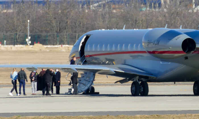 Törvényt sért a külügy Szijjártó Péter magánrepülős költségeinek eltitkolásával
